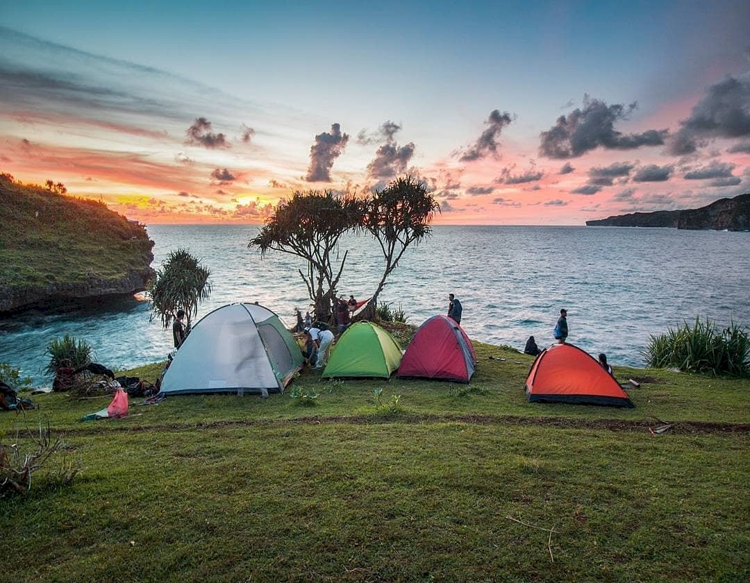 Pantai Kesirat, Gunungkidul : Info Harga Tiket Masuk, Lokasi, Rute, Fasilitas, & Foto Terbaru. Pantai Kesirat di Jogja Spot Camp Seru dengan Sunset Senja yang Estetik.