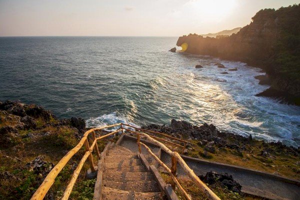 Pantai Ngedan, Pantai Eksotis dengan Pemandangan Sunset Menawan di Gunungkidul, dijogja.co. Pantai Ngedan, Pantai Eksotis dengan Pemandangan Sunset Menawan di Gunungkidul.