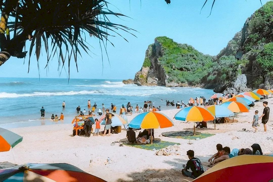 Menyatu dengan Alam di Pantai Nguyahan: Pesona Pantai yang Belum Tercapai, dijogja.co. Menyatu dengan Alam di Pantai Nguyahan: Pesona Pantai yang Belum Tercapai.