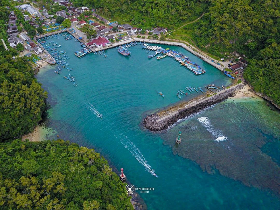 Pantai Sadeng, Gunungkidul :  Info Tiket Masuk, Peta Lokasi, Jam Buka, Fasilitas, & Spot Foto Terbaru. Pantai Sadeng, Pantai Pelabuhan Perikanan Gunungkidul dengan Panorama Alam yang Mengagumkan.