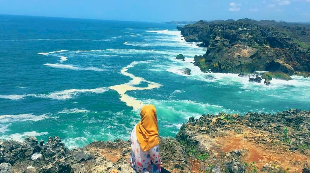 Pantai Sarangan: Pesona Pantai Tersembunyi di Gunung Kidul, dijogja.co. Pantai Sarangan: Pesona Pantai Tersembunyi di Gunungkidul.