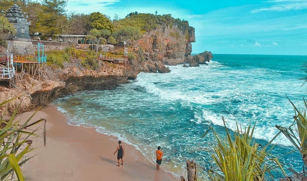 Pantai Watu Kodok: Keindahan Pasir Putih dan Bebatuan Karang, dijogja.co. Pantai Watu Kodok: Keindahan Pasir Putih dan Bebatuan Karang.