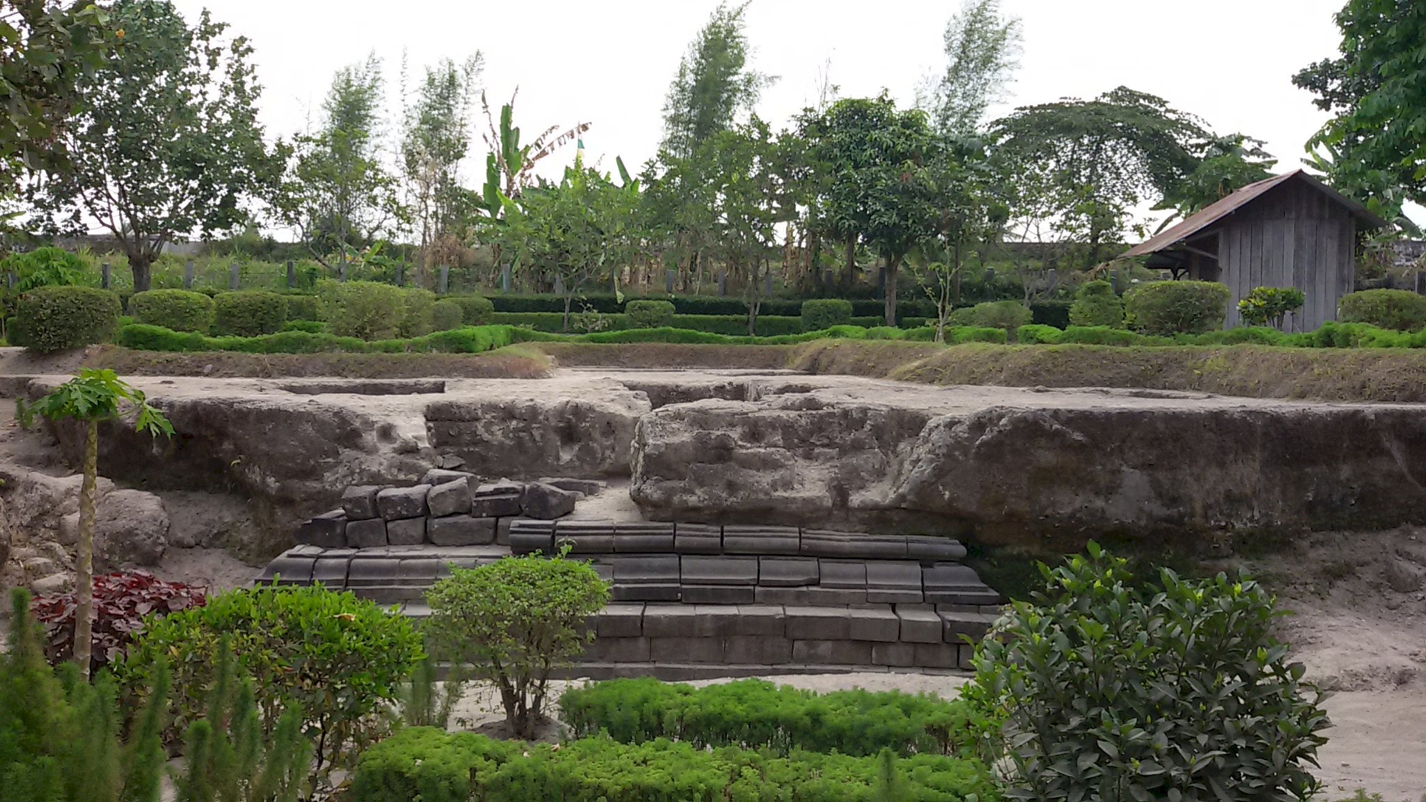 Penemuan Candi Kadisoka dan Sejarahnya di Yogyakarta, dijogja.co. Eksplorasi Candi Kadisoka: Jejak Sejarah Terpendam di Sleman, Yogyakarta.