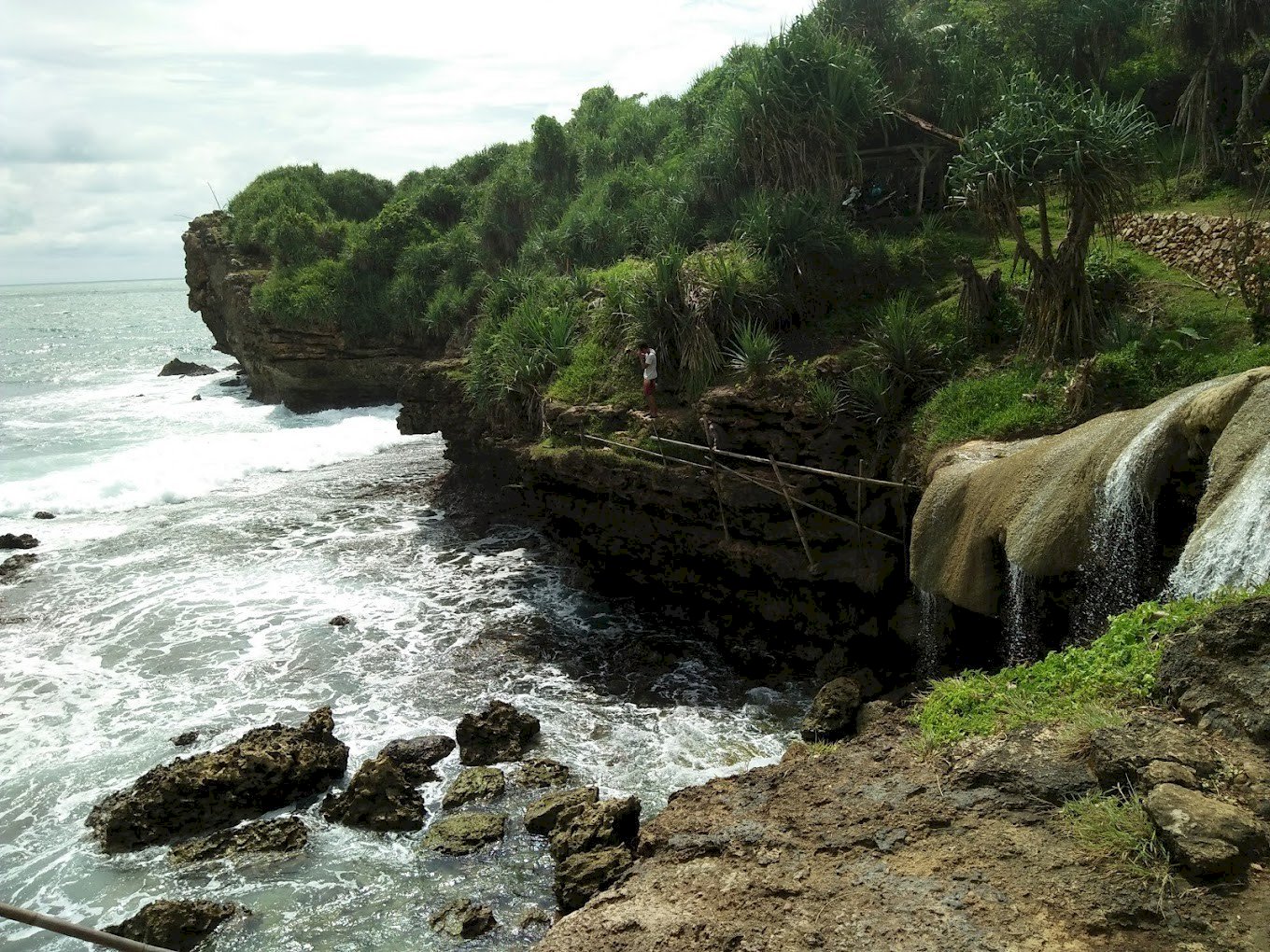 Pesona Unik Pantai Jogan: Air Terjun Langsung Menuju Laut, dijogja.co. Pesona Unik Pantai Jogan: Air Terjun Langsung Menuju Laut.