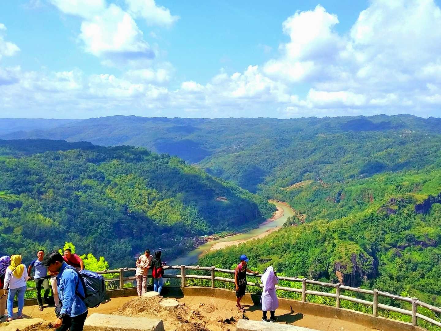 Puncak Kebun Buah Mangunan: Surga Wisata di Pegunungan Bantul, dijogja.co. Puncak Kebun Buah Mangunan: Surga Wisata di Pegunungan Bantul.