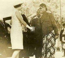 Ratu Elizabeth II bertemu Sri Sultan Hamengku Buwono IX di Kraton Yogyakarta, Maret 1974. (Kompas)