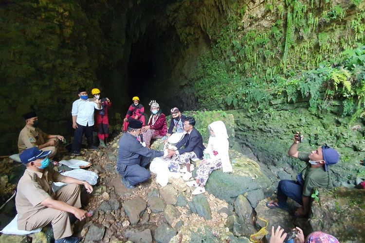 Pernikahan di dalam Gua Ngingrong, Wonosari, Gunungkidul Selasa (29/3/2022)