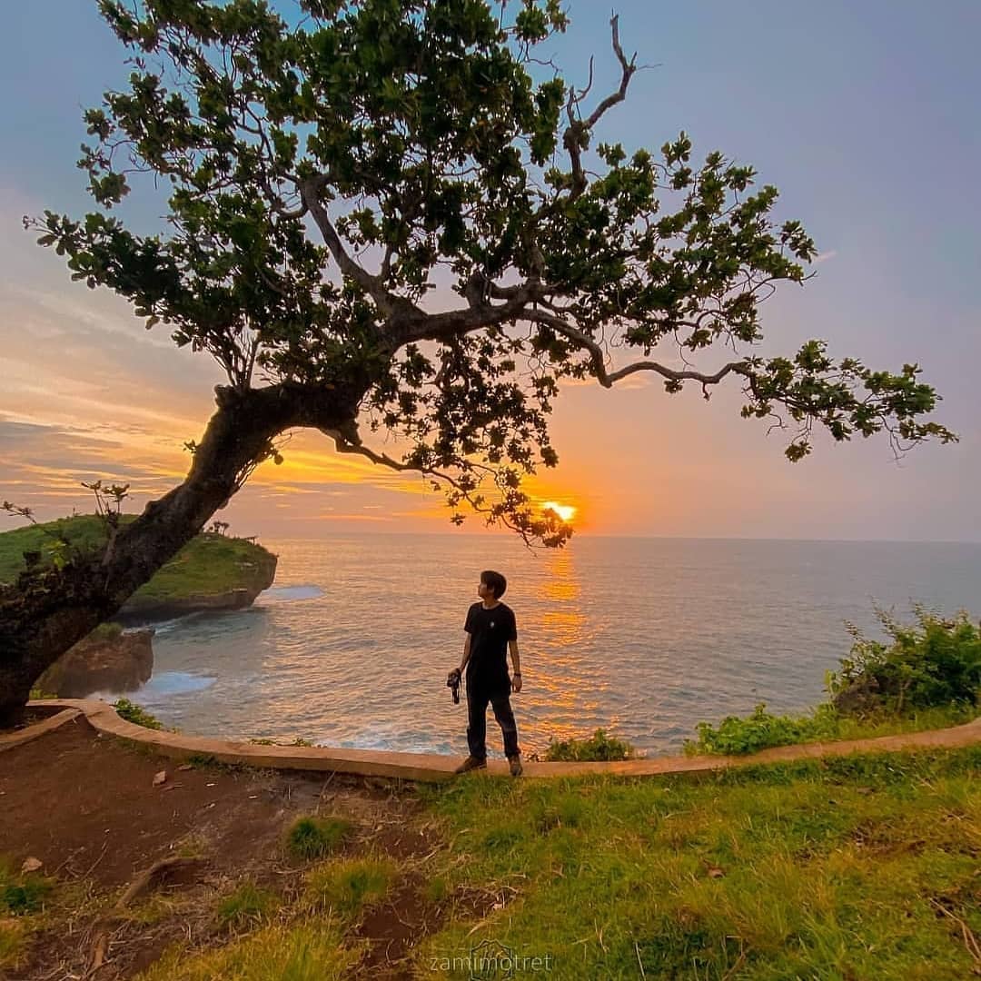 Pantai Kesirat 📸 @anangmaulanamb