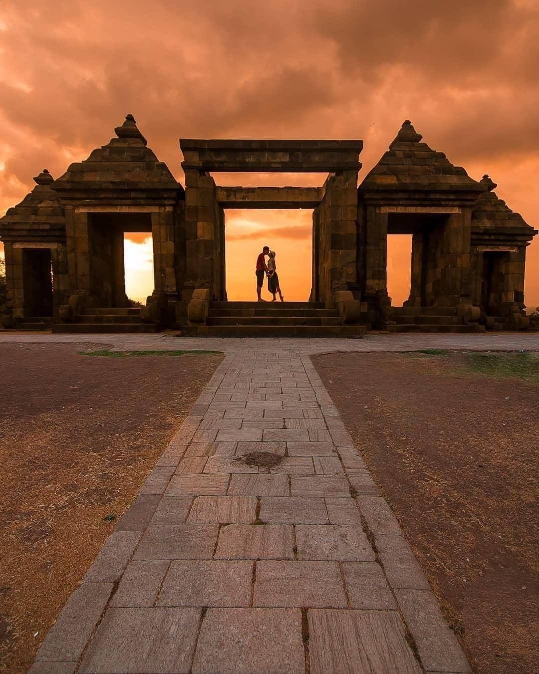 Yuk agendakan cari sunset ke candi ratu boko. tag sahabat kesayangan mu ya, dan ajk kesini  jangan lupa patuhi protokol kesehatan ya gais,...  Repost from @badrikaaa